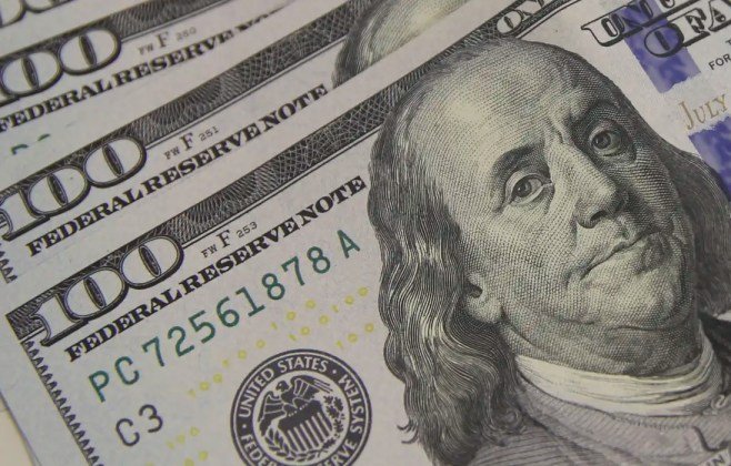 Dólar cai para R$ 5,01, e bolsa renova recorde
