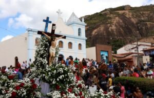 Em Milagres, Jerônimo Rodrigues une devoção, cultura e entregas para mobilidade e saúde