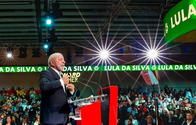 Lula fala para milhares na Espanha e pede coerência dos progressistas