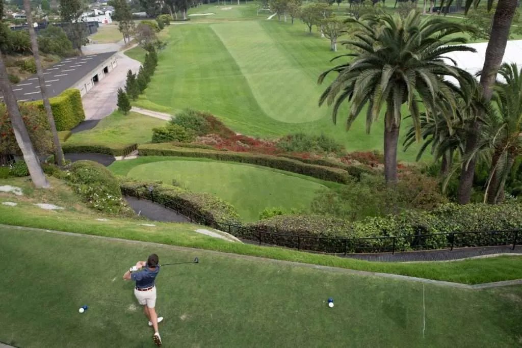 O primeiro tee dramaticamente elevado no Riviera Country Club em Pacific Palisades (Foto: NMPA)
