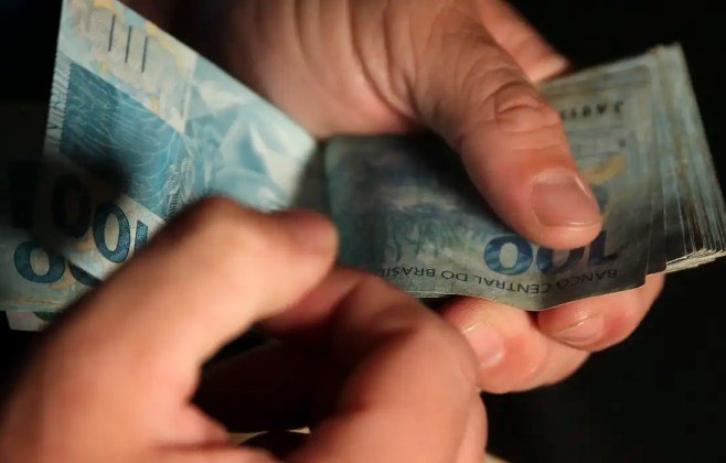 Salário médio do trabalhador amplia recorde