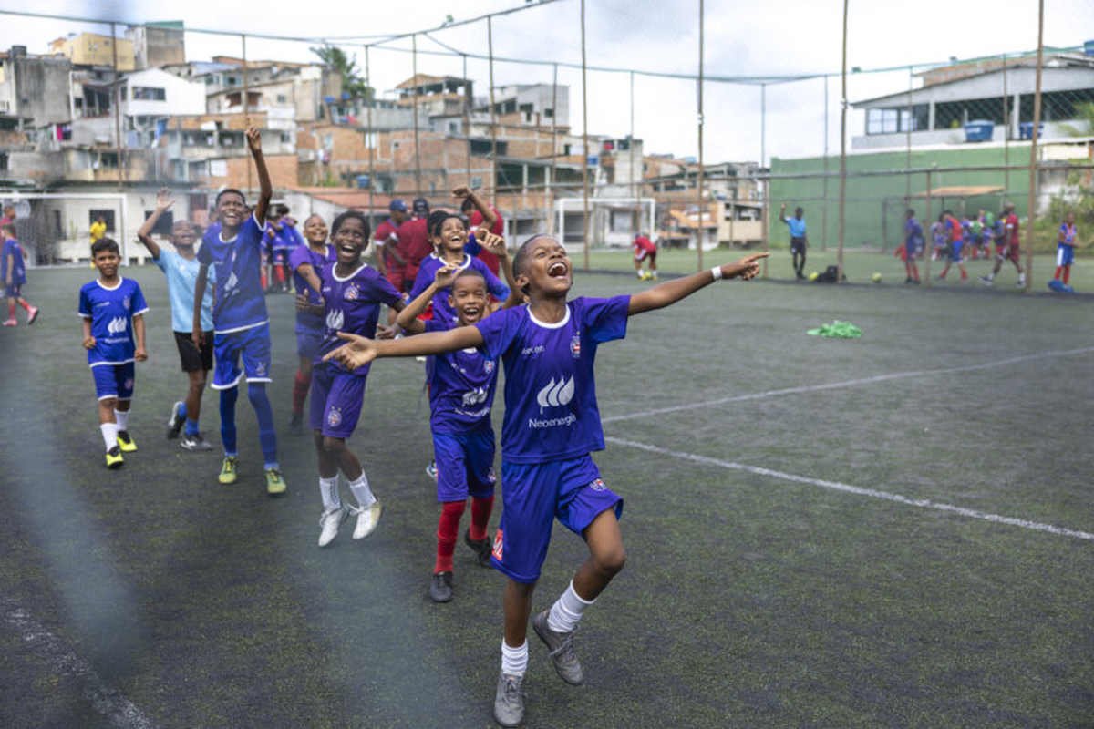 Bora Bahêa Meu Bairro: projeto do Bahia já atende mais de 1.000 jovens em Salvador