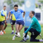treino do bahia com gilberto chutando para defesa de léo vieira