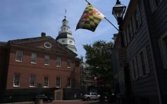 ANNAPOLIS, MARYLAND - 21 DE AGOSTO: Enquanto uma bandeira do estado de Maryland voa em primeiro plano, a Maryland State House é vista em 21 de agosto de 2023 em Annapolis, Maryland. A Maryland State House é o mais antigo Capitólio do Estado dos EUA que ainda está em uso legislativo contínuo nos dias atuais desde 1772. (Foto de Alex Wong/Getty Images)