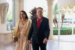 Elon Musk e Shivon Zilis durante evento promovido por funcionário da Casa Branca, em Mar-a-Lago, na Flórida (EUA)