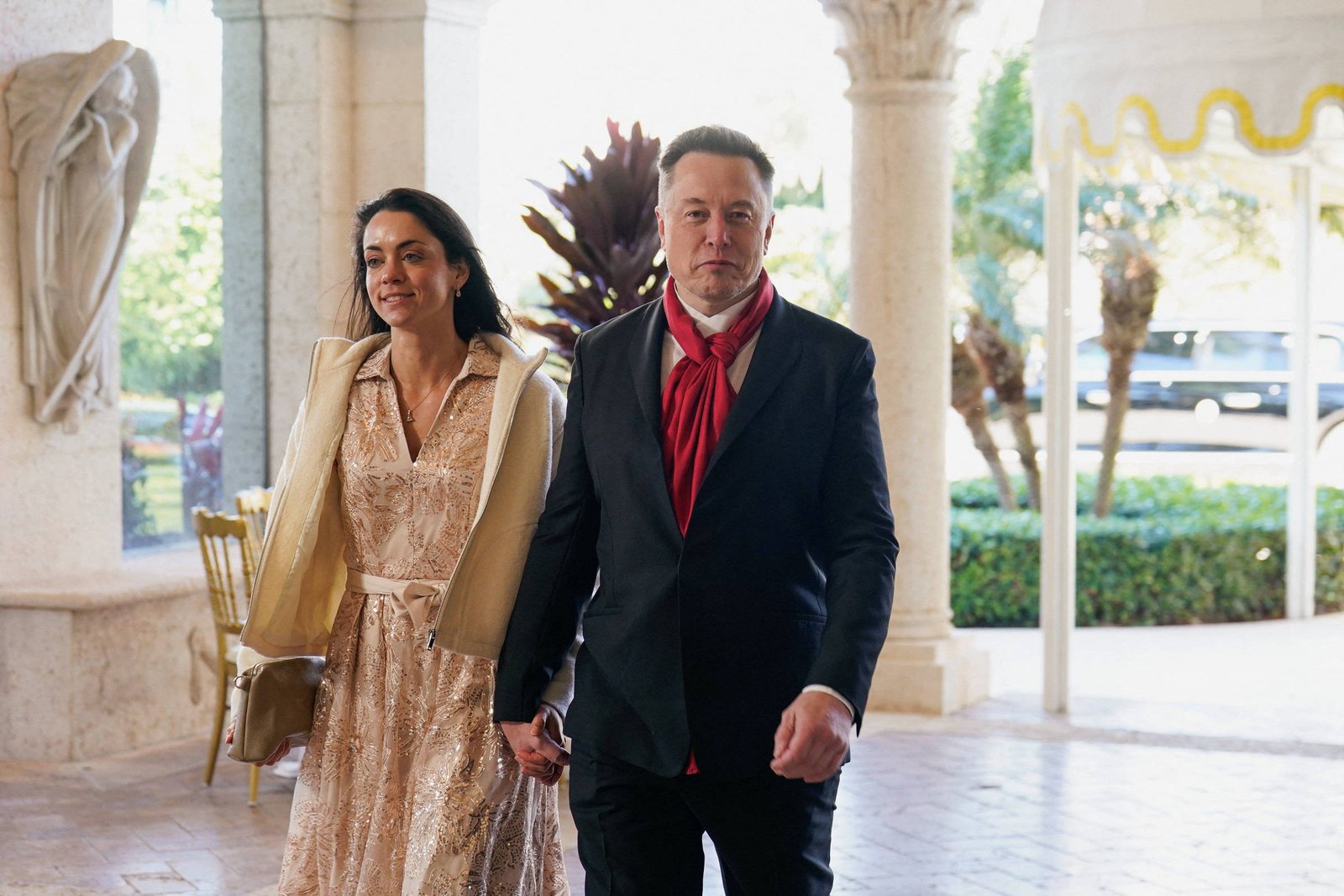 Elon Musk e Shivon Zilis durante evento promovido por funcionário da Casa Branca, em Mar-a-Lago, na Flórida (EUA)