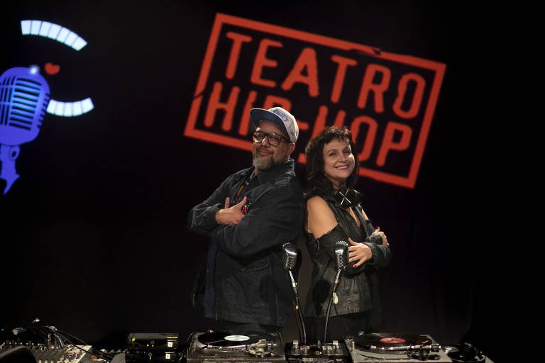 Peça com formato de podcast tem convidados diferentes - 27/05/2026 - Teatro