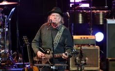 LOS ANGELES, CALIFÓRNIA - 26 DE ABRIL: Neil Young se apresenta no palco durante o concerto Light Up The Blues 7 comemorando o 20º aniversário do Autism Speaks no Greek Theatre em 26 de abril de 2025 em Los Angeles, Califórnia. (Foto de Kevin Winter/Getty Images)