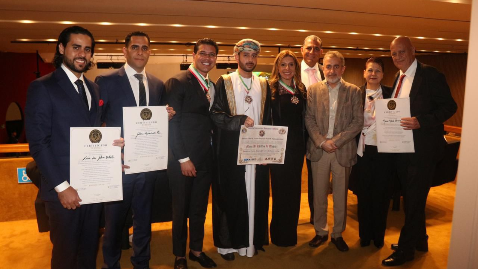 Representantes da Câmara de Comércio Brasil–Omã, autoridades e homenageados durante evento oficial realizado no Congresso Nacional, em Brasília.