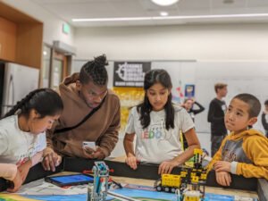 Construindo pertencimento: como o Educador STEM do Ano da GeekWire usa Legos para preencher a lacuna tecnológica