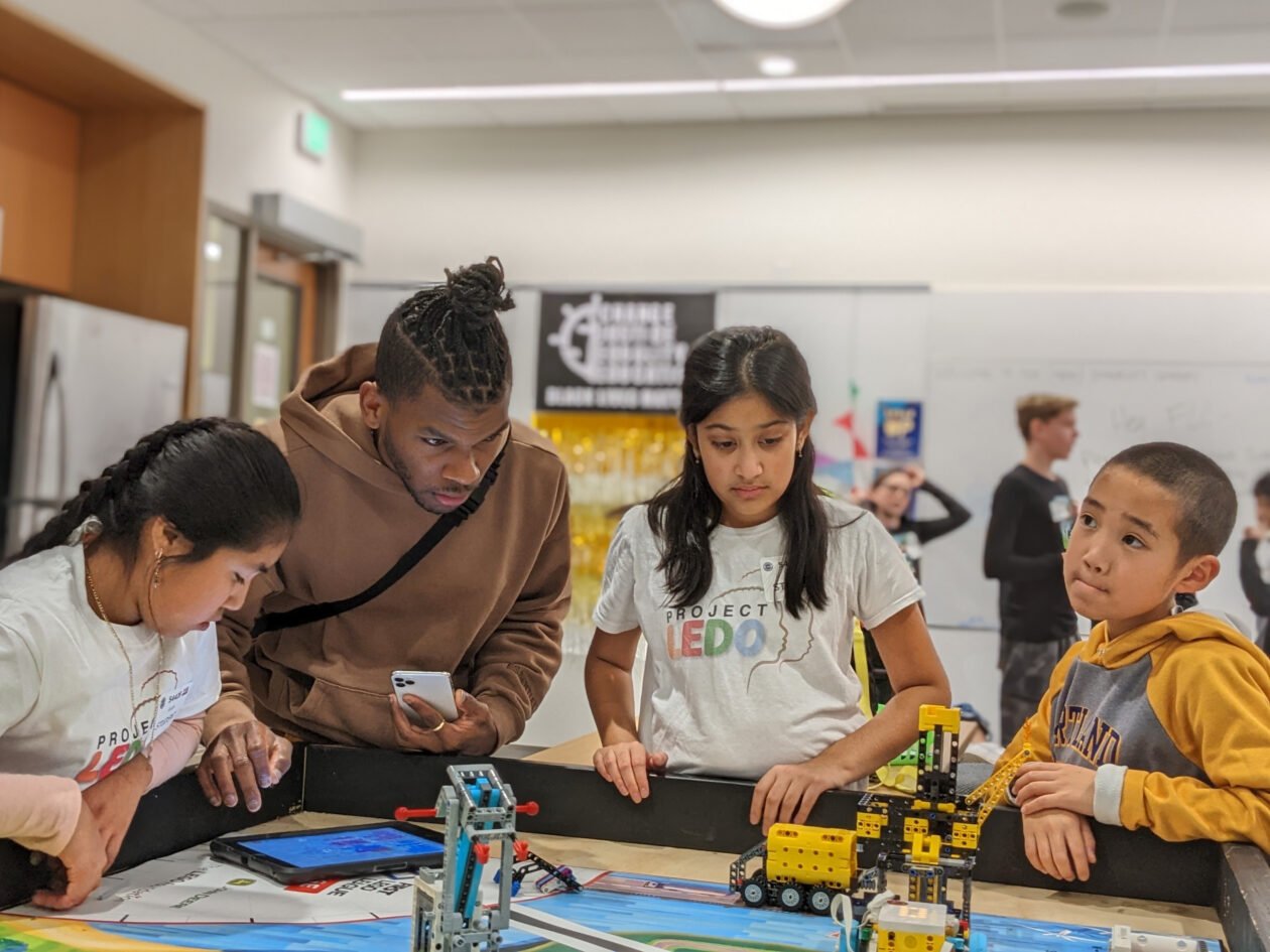 Construindo pertencimento: como o Educador STEM do Ano da GeekWire usa Legos para preencher a lacuna tecnológica