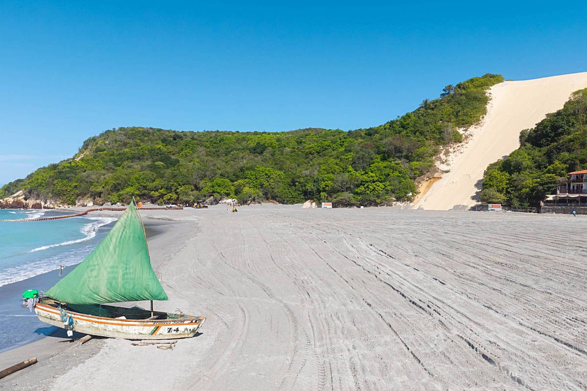 Faixa de areia na Praia de Ponta Negra após o processo de engorda; o Morro do Careca está ao fundo