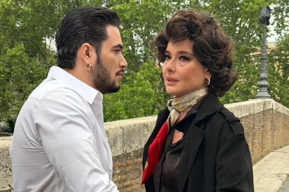 Cantor sertanejo brasileiro ganha destaque na Itália ao lado de estrela internacional