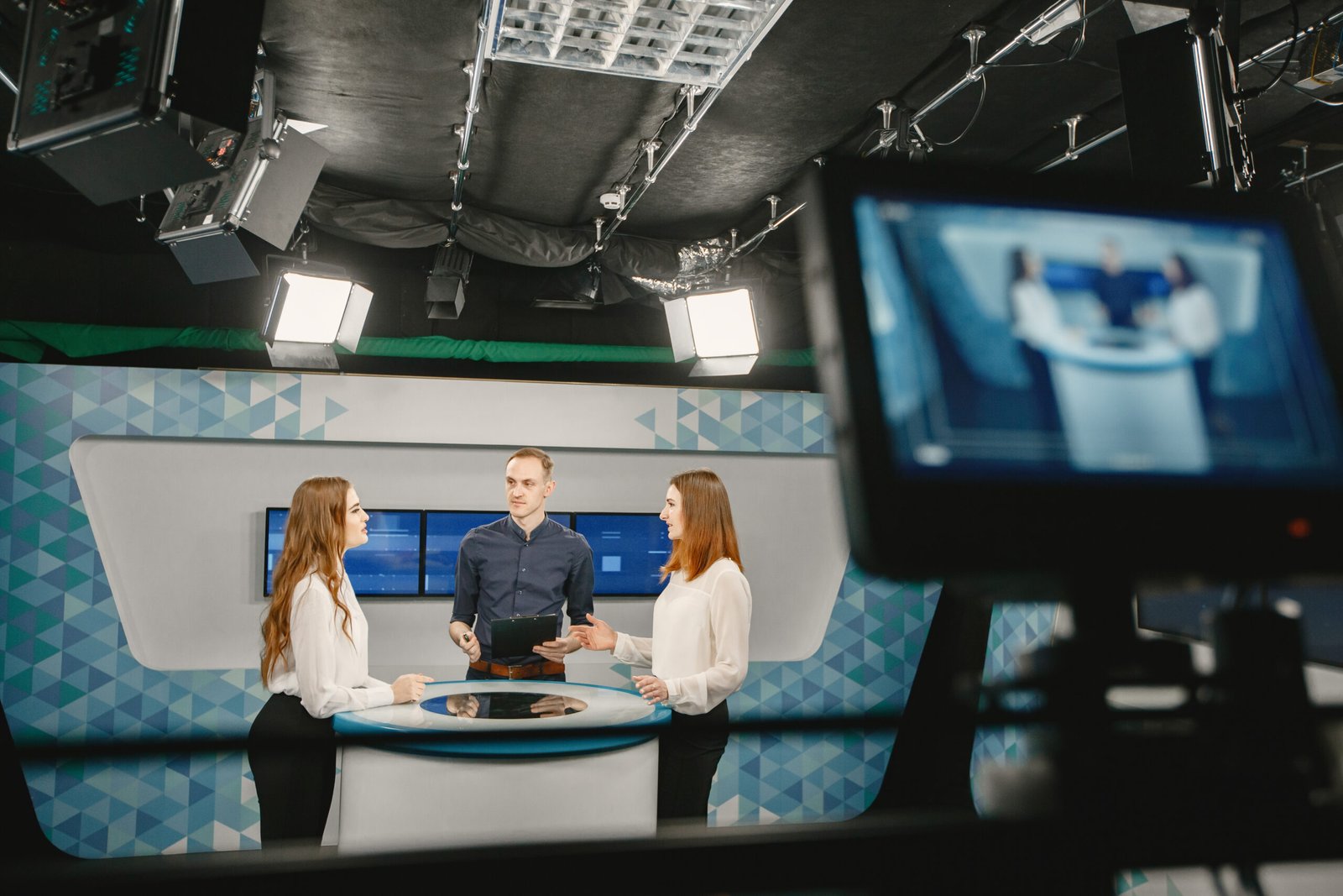 Empresários e especialistas apostam em programas de televisão próprios para fortalecer autoridade e posicionamento