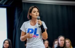 Em vídeo, Michelle afirma que Flávio Bolsonaro a humilhou: 'Me recolhi'