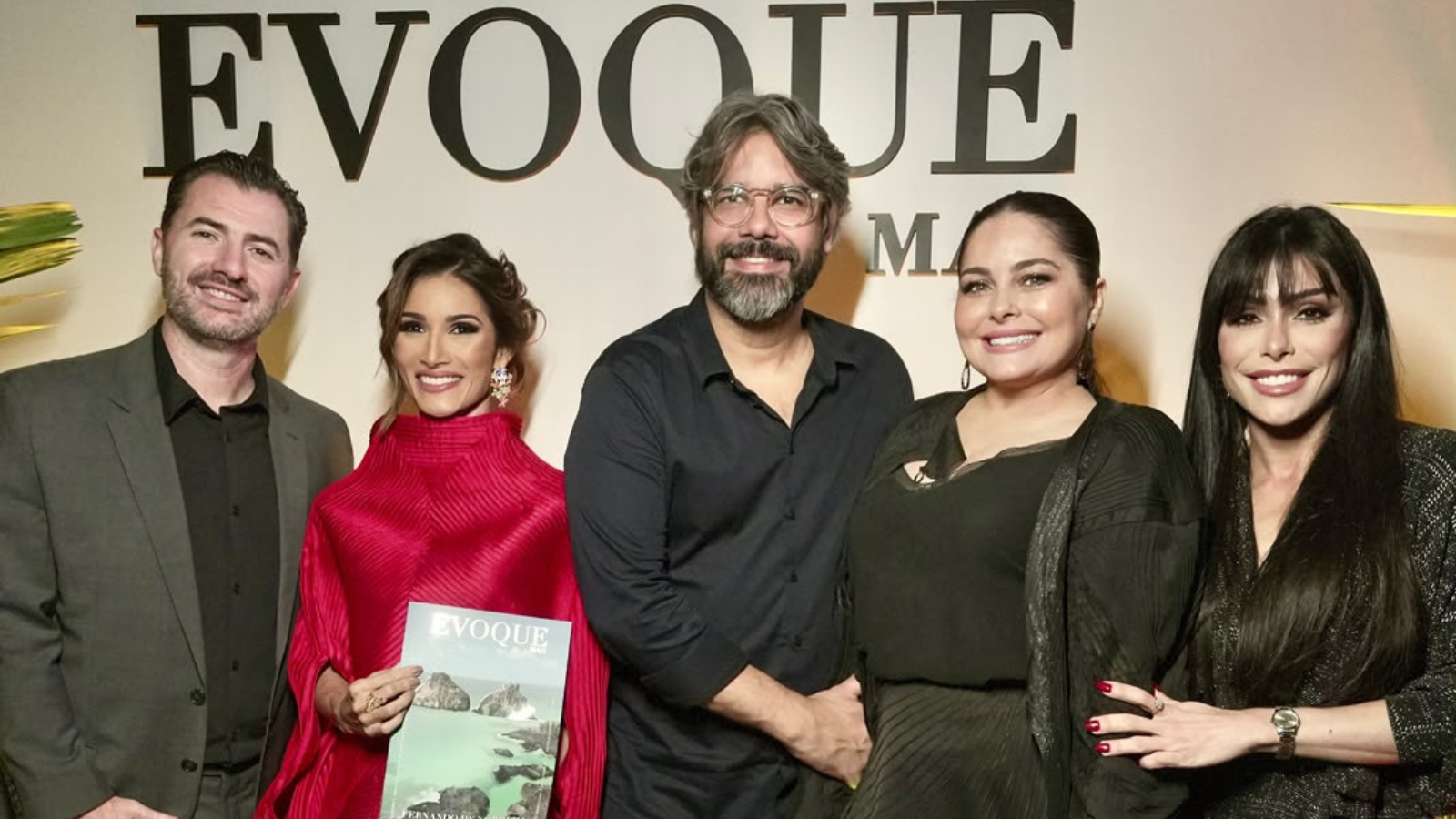 Anna Lourensetti ao lado de representantes da EvoqueMag durante o anúncio da nova fase da publicação no Brasil, que passa a contar com sua liderança na direção executiva da operação nacional.
