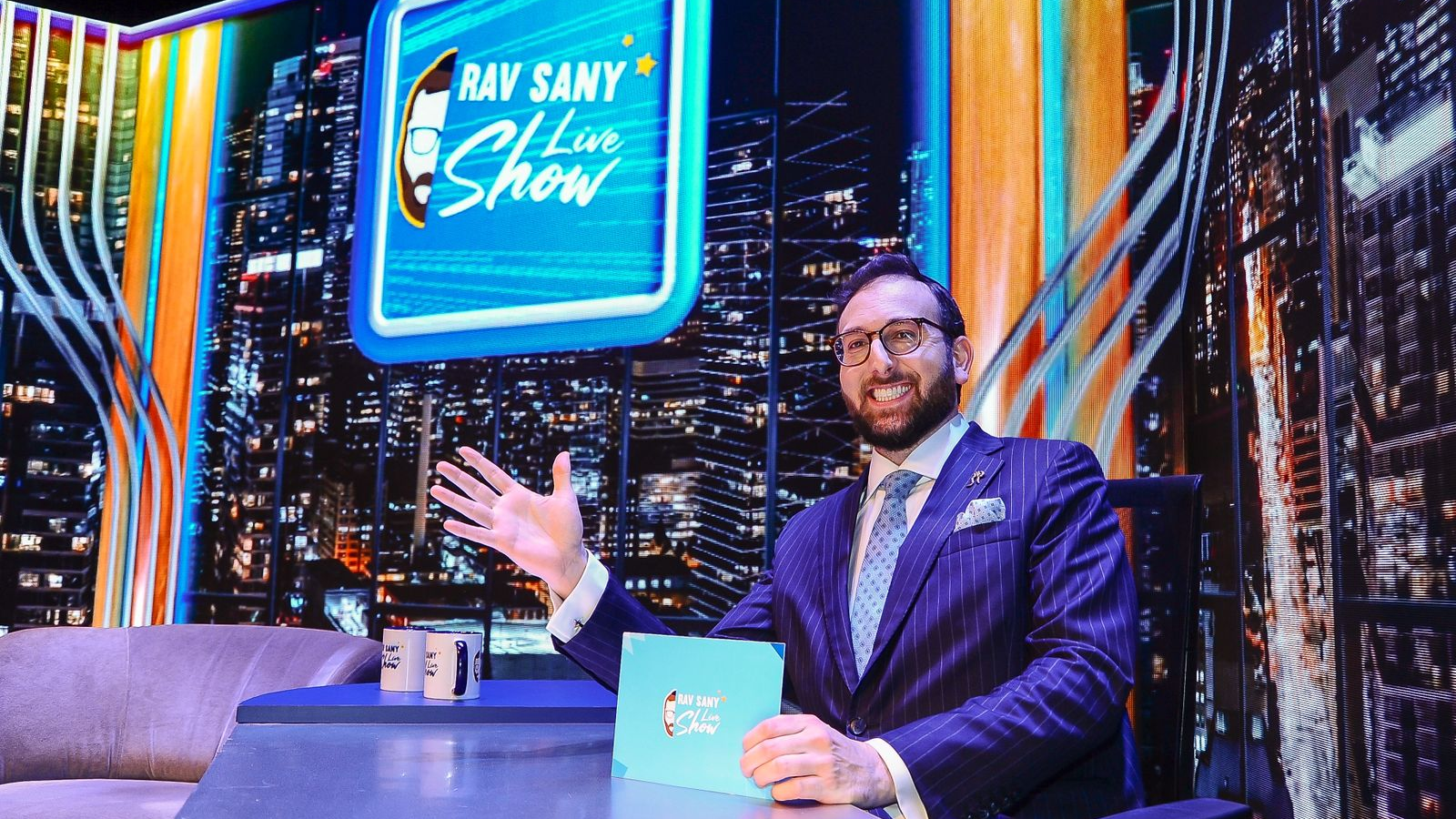Rav Sany apresenta o Rav Sany Live Show, programa que reúne empresários, executivos e lideranças para discutir empreendedorismo, legado, sucessão familiar e desenvolvimento humano, agora também na programação da BM&C News.