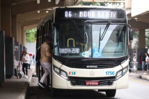 Ônibus branco com destino