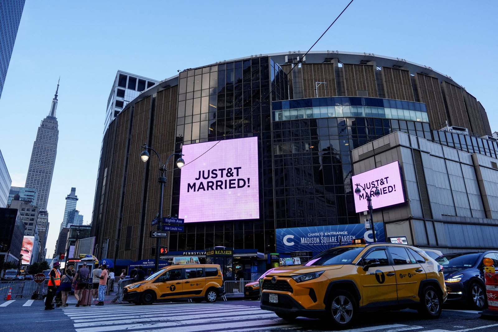 Madison Square Garden exibe dois grandes painéis digitais com a mensagem