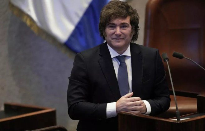 Apoio de Javier Milei a Flávio Bolsonaro com sua visita ao Brasil 'é arriscado', alerta analista
