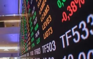 Bolsa sobe quase 3% e fecha no maior nível desde maio