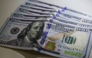 Dólar cai ao menor nível em três semanas; bolsa sobe 1,22%