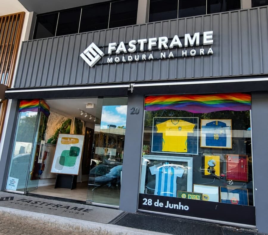 Quadros e molduras ganham protagonismo na arquitetura ao transformar ambientes com personalidade e valor artístico