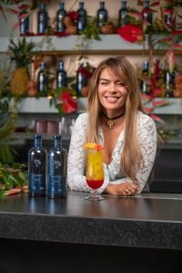 Karol G cria coquetel com tema Tropicoqueta para seu TropiTour e momentos mais edificantes da música latina