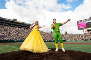 Pasek e Paul jogam bola com Savannah Bananas no single ‘Show Starts Now’