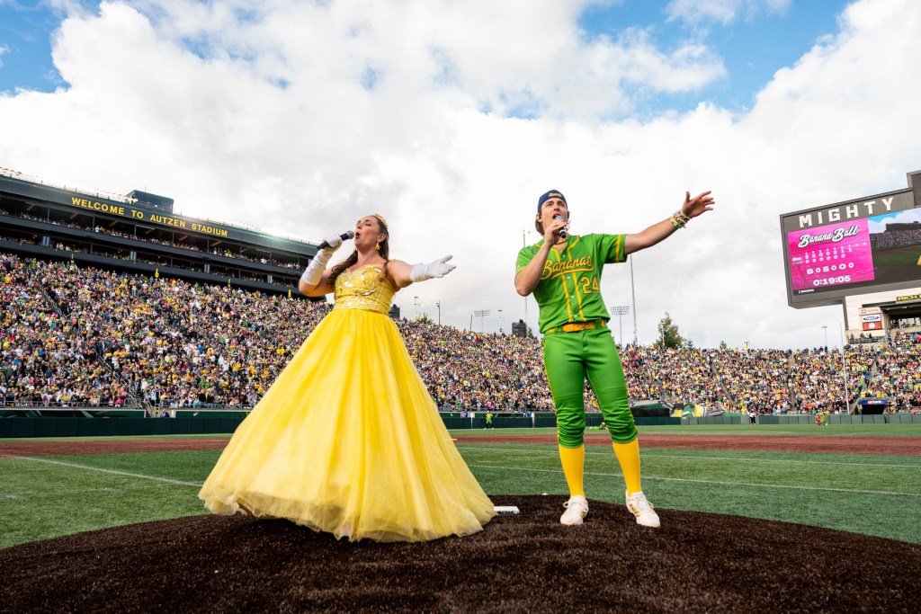 Pasek e Paul jogam bola com Savannah Bananas no single ‘Show Starts Now’