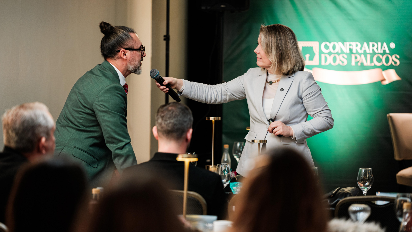 Lisandra Nienkoetter participa de dinâmica durante encontro da Confraria dos Palcos, iniciativa voltada ao desenvolvimento da comunicação, presença de palco e fortalecimento da autoridade de empresários e especialistas.