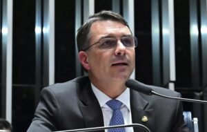 Entidades rebatem fala de Flávio Bolsonaro sobre o etanol: 'desinformação'