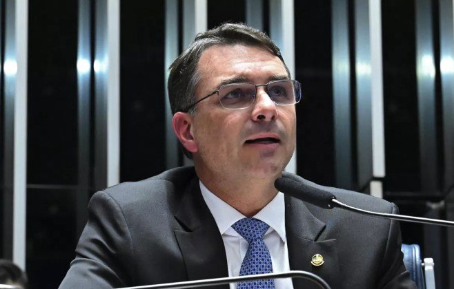 Entidades rebatem fala de Flávio Bolsonaro sobre o etanol: 'desinformação'