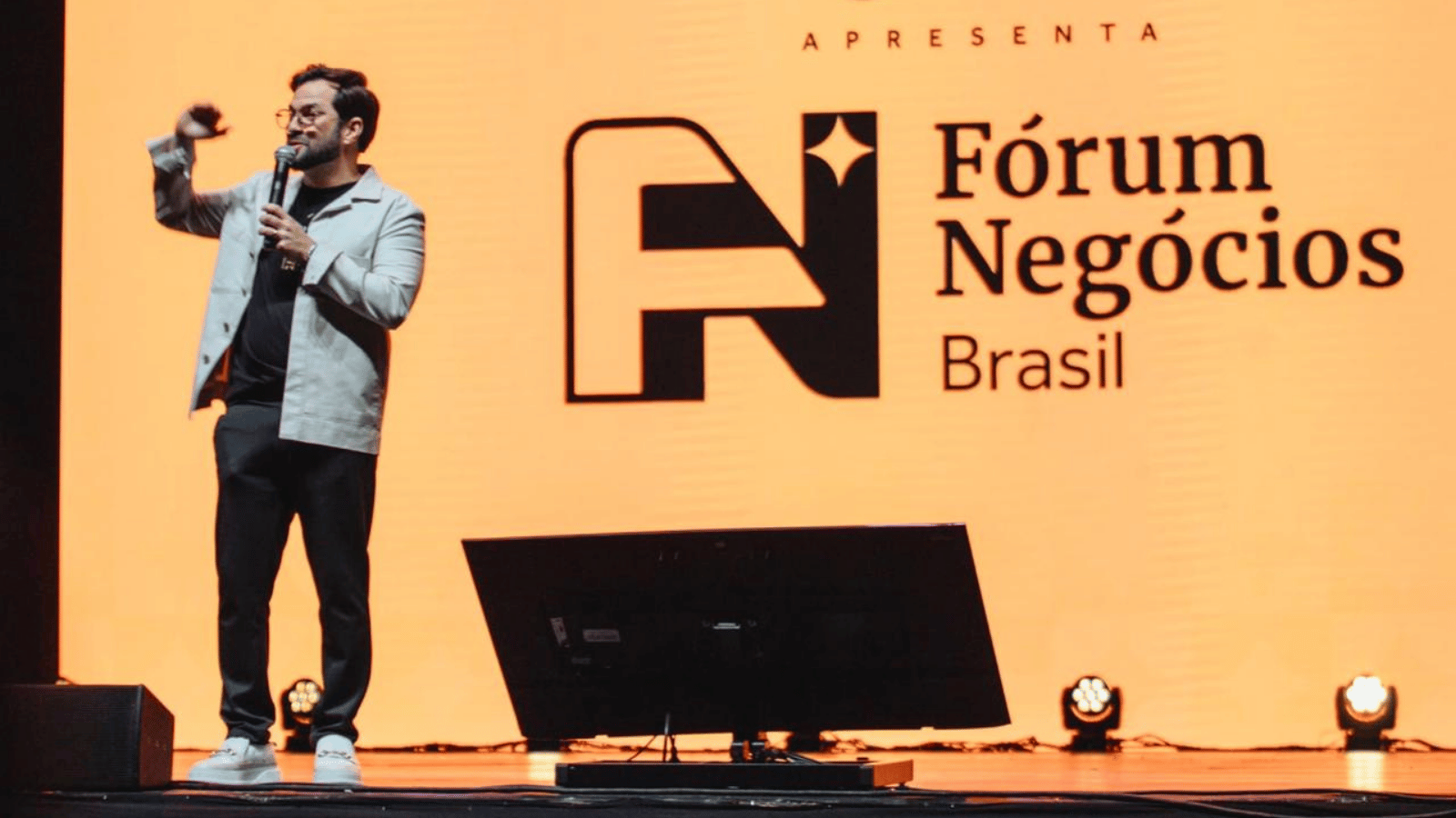 Palestrante no palco do Fórum Negócios Brasil durante edição do evento empresarial em São Paulo.