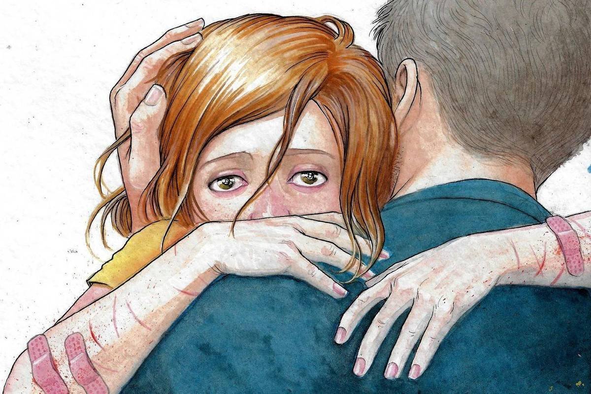 Mulher de cabelos ruivos com expressão cansada e olhos vermelhos é abraçada por homem de costas. Braços dela mostram cortes e arranhões visíveis.