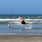 Pai finge ser peixe fisgado na praia para realizar desejo da filha e vídeo viraliza: “Dando a vida na atuação”
