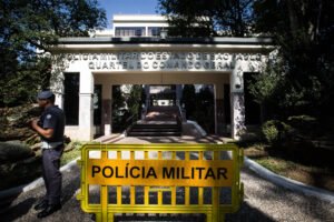 Barreira amarela com a inscrição
