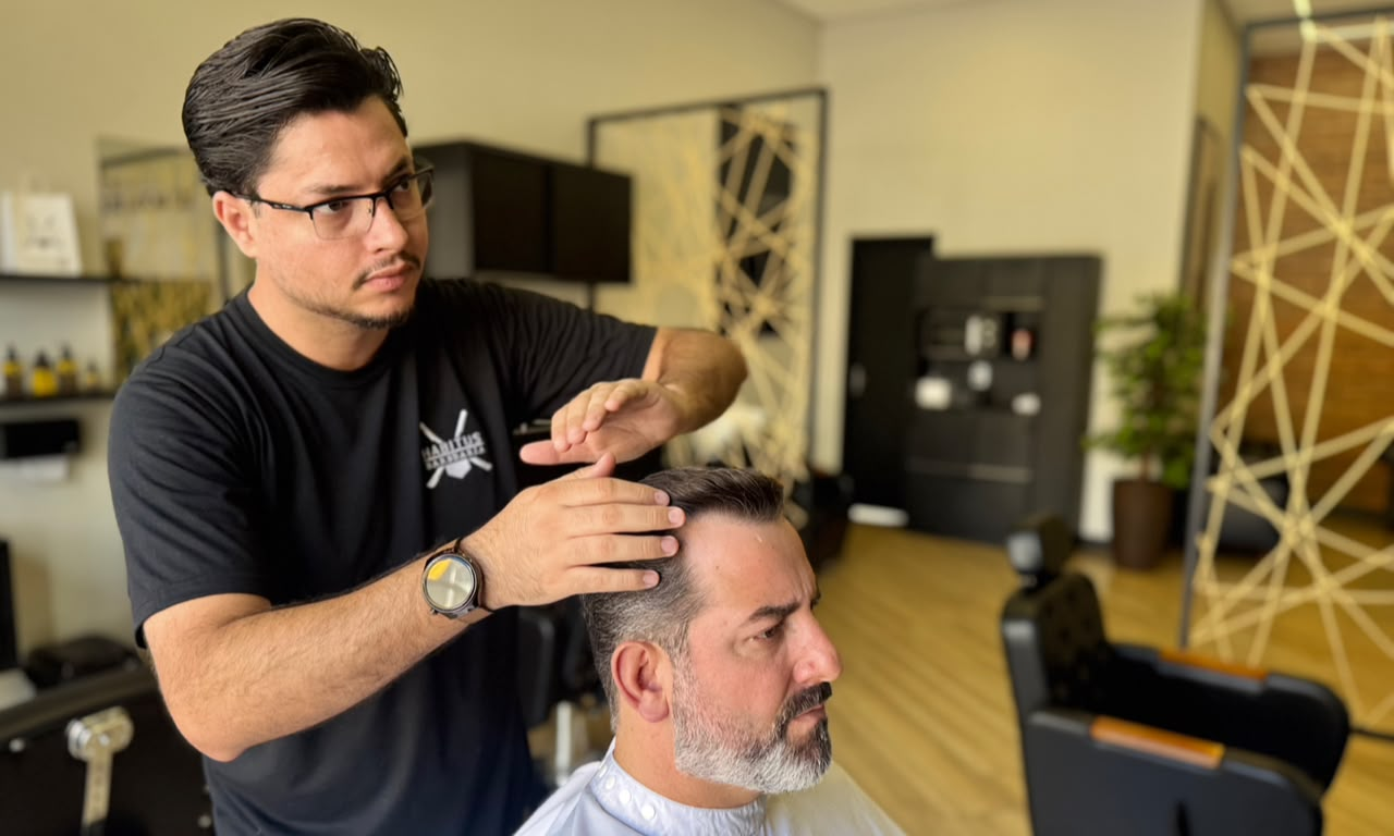Aos 30, o cabelo do homem começa a mudar, e o cuidado precisa acompanhar