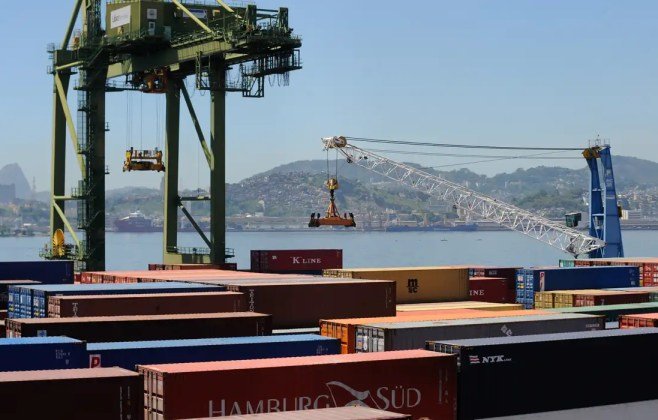 Balança comercial tem superávit de US$ 7,4 bilhões em agosto