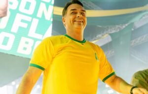 Empresa de Flávio Bolsonaro e Careca do INSS têm mesmo endereço em Brasília, revela mídia