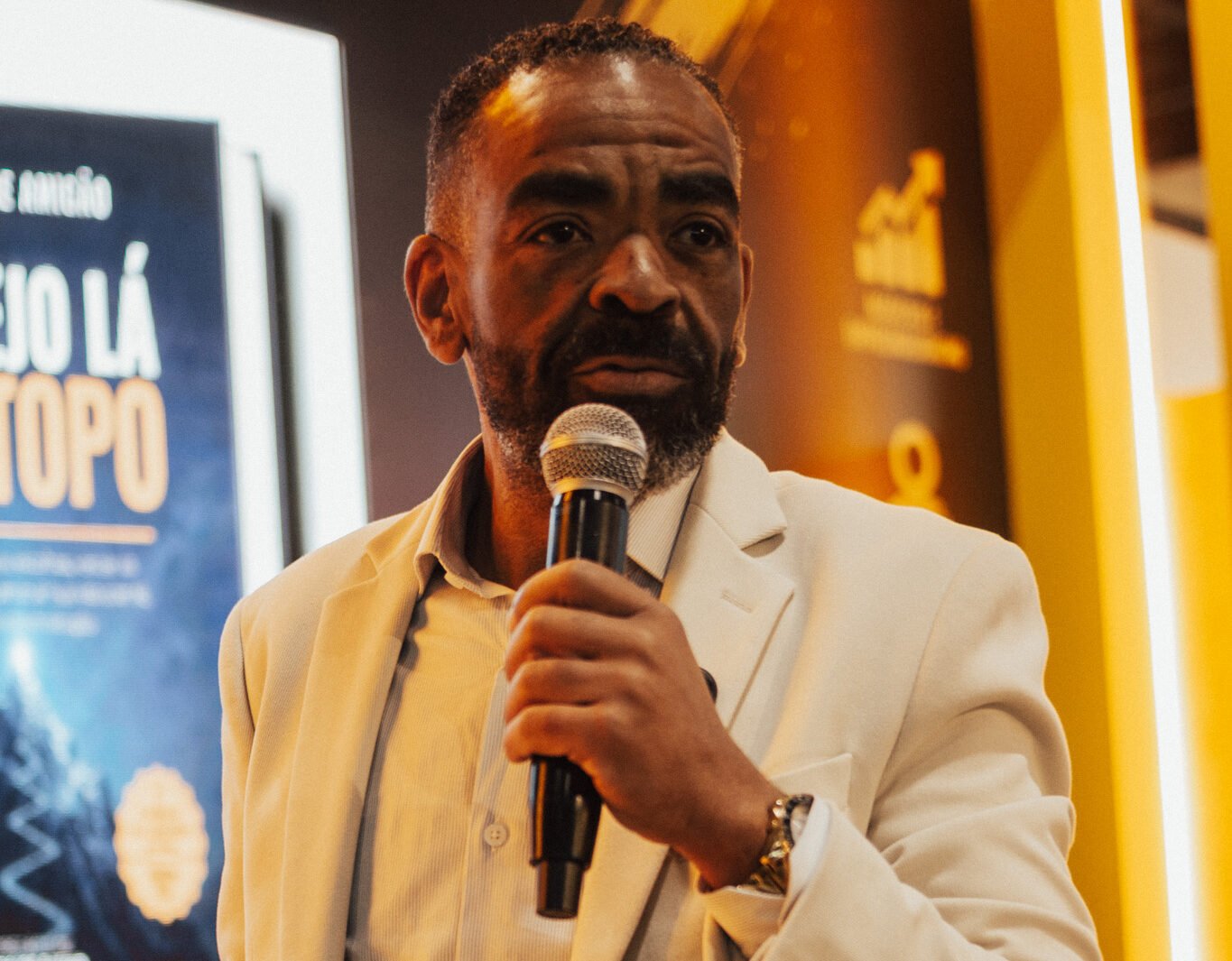 Do abandono às ruas ao sucesso no mercado imobiliário e corporativo: Alexandre Amigão lança autobiografia na Bienal do Livro de São Paulo