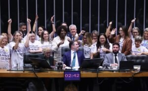 Discussão e votação de propostas legislativas.