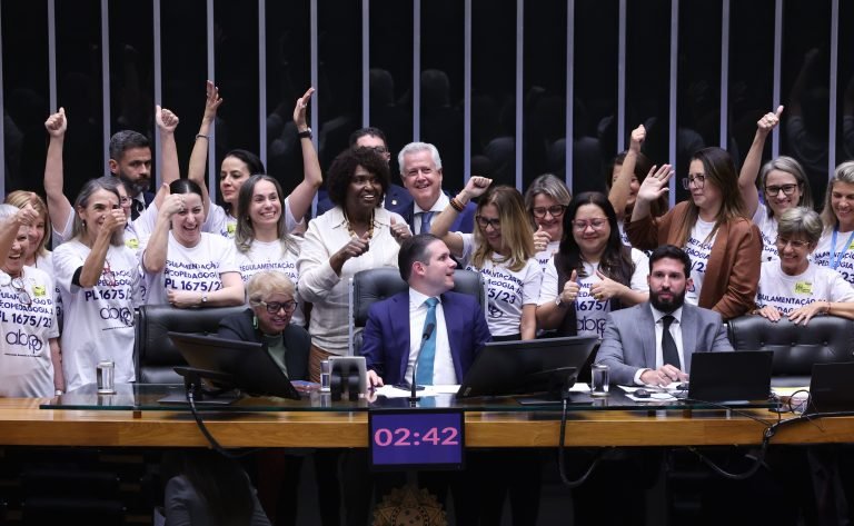 Discussão e votação de propostas legislativas.