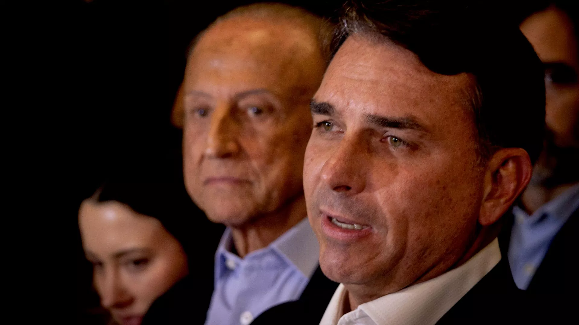 Mídia revela acervo de ex-sócio de Flávio com mimos de luxo