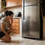 Por que a geladeira começa a formar uma poça de água no chão? O problema pode estar no caminho do degelo