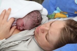 Saúde - geral - parto - nascimento - maternidade - mulher dá a luz a bebê