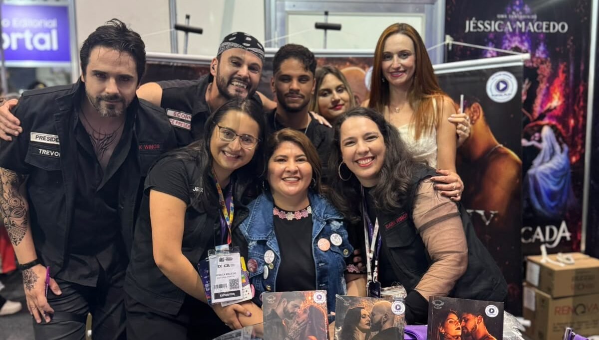Elenco de Dark Wings marca presença em sessão de autógrafos com as criadoras da saga