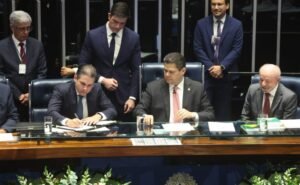 Promulgação da PEC Fim da escala 6x1 e da PEC Aposentadoria Especial para Agentes Comunitários de Saúde.Senador, Paulo Paim (PT - RS), Presidente da Câmara dos Deputados, Hugo Motta (REPUBLICANOS - PB), Presidente do Senado Federal, Davi Alcolumbre (UNIÃO - AP), Presidente da República, Luiz Inácio Lula da Silva, Dep. Carlos Veras (PT - PE)