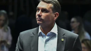 Deputado pede à PGR que impeça Flávio de sair do país por