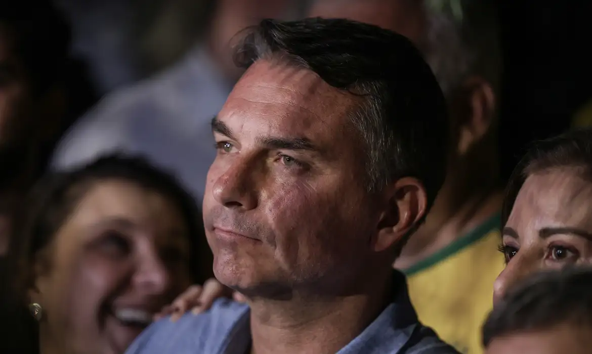 Em sabatina, Flávio não explica propostas e faz acusações
